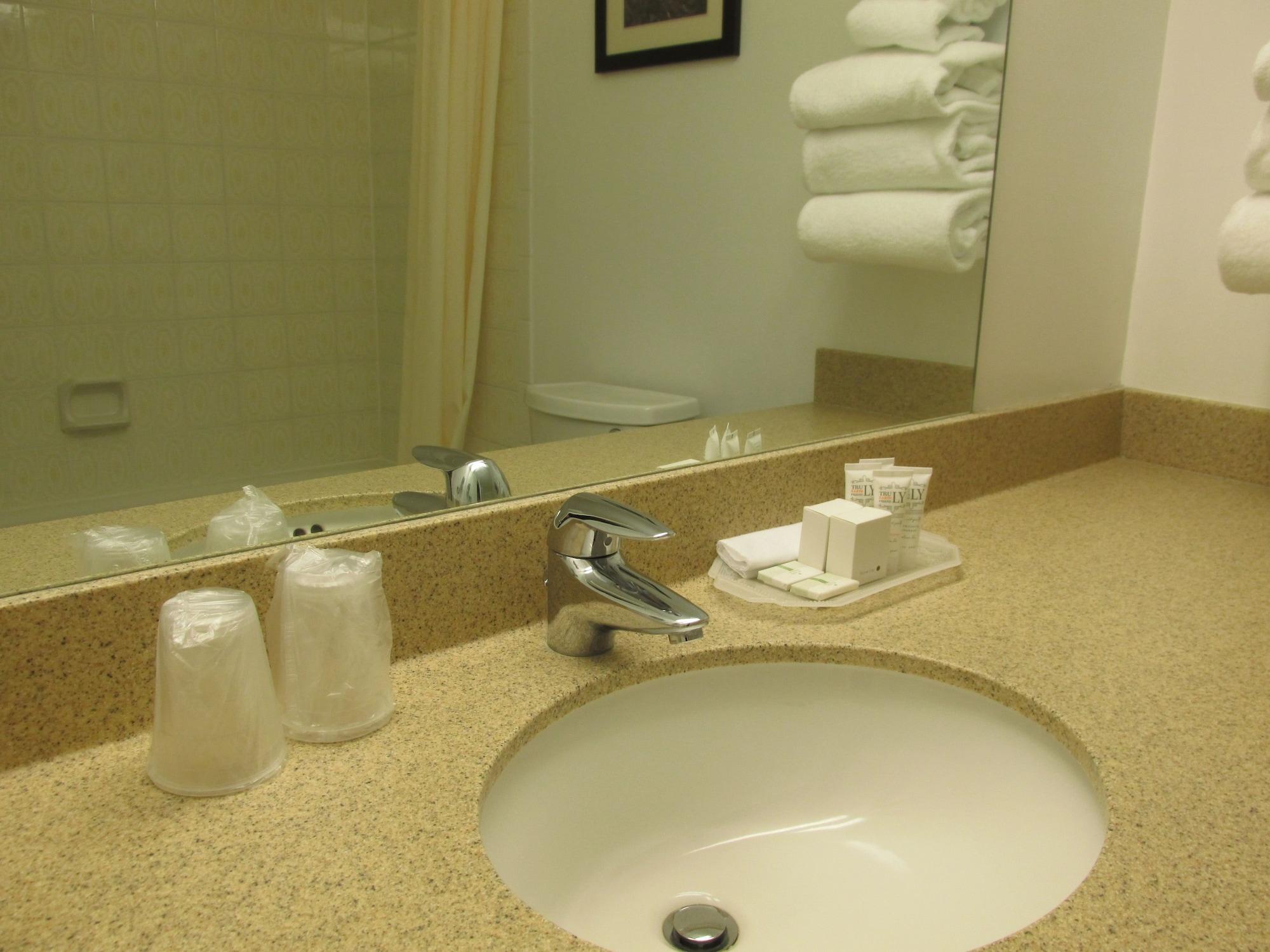 The Fredericton Inn Экстерьер фото