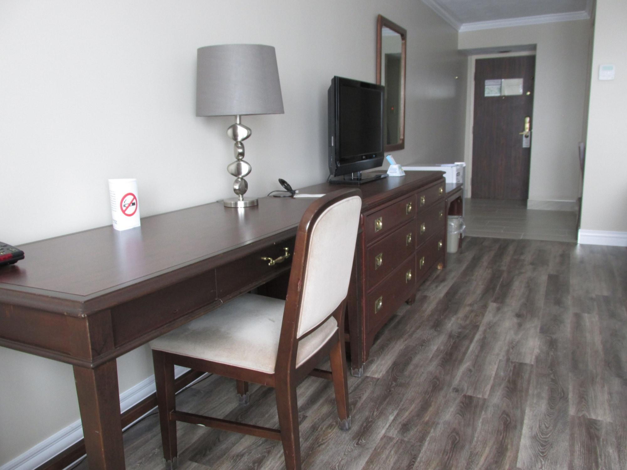 The Fredericton Inn Экстерьер фото