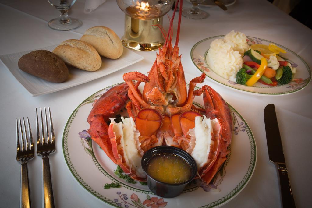 The Fredericton Inn Экстерьер фото