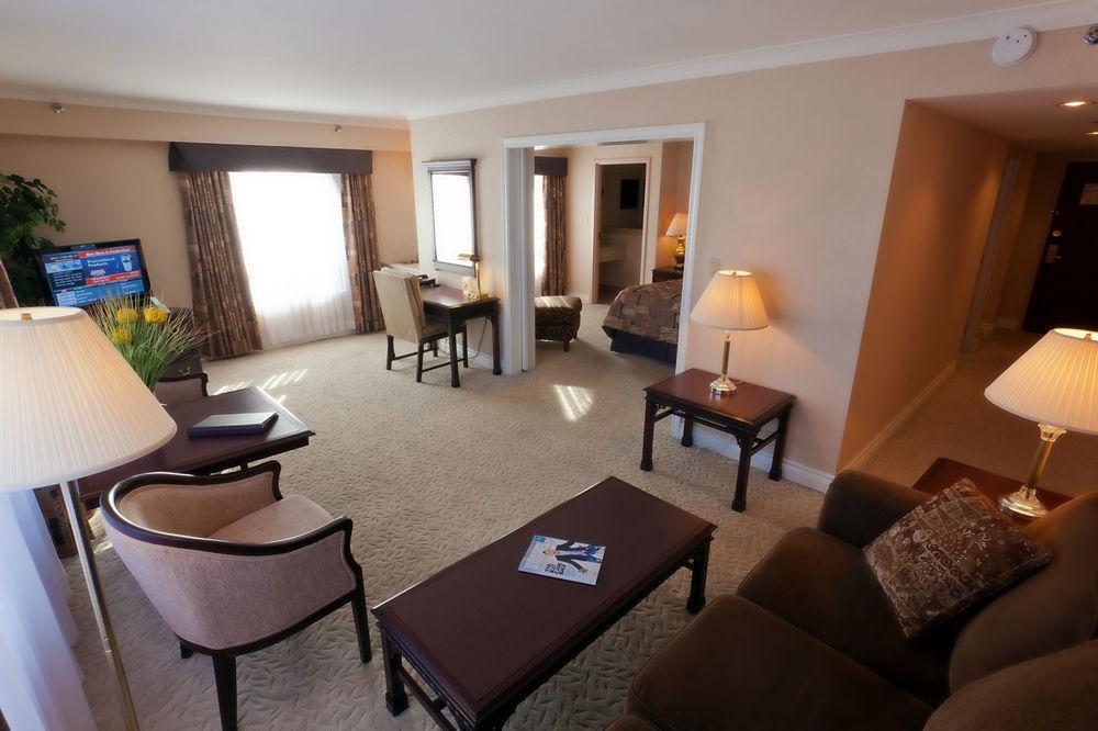 The Fredericton Inn Экстерьер фото