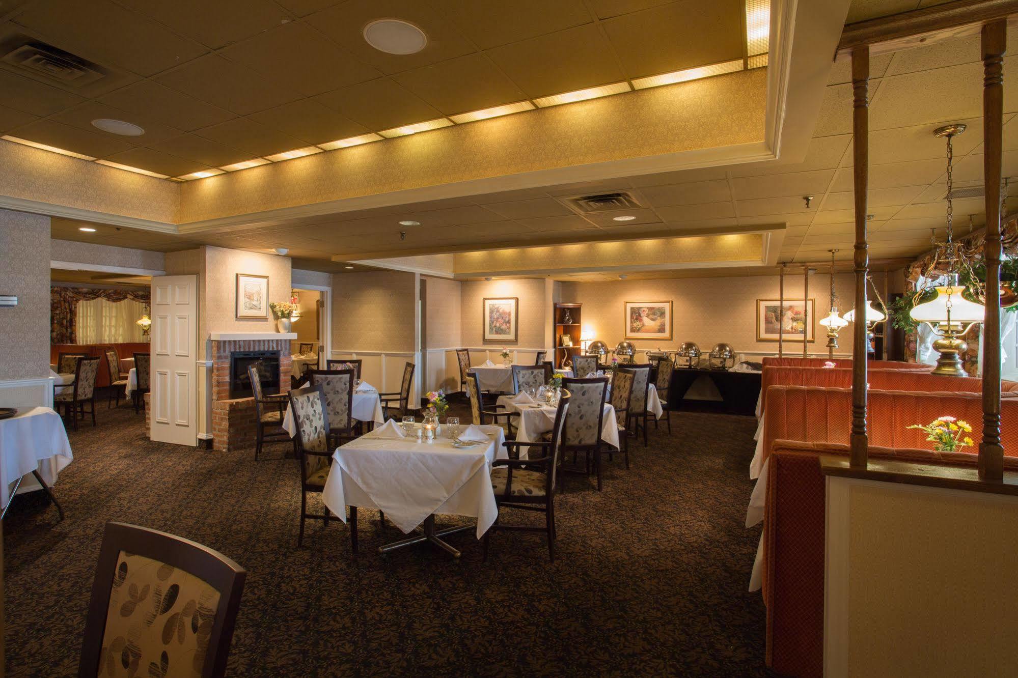 The Fredericton Inn Экстерьер фото
