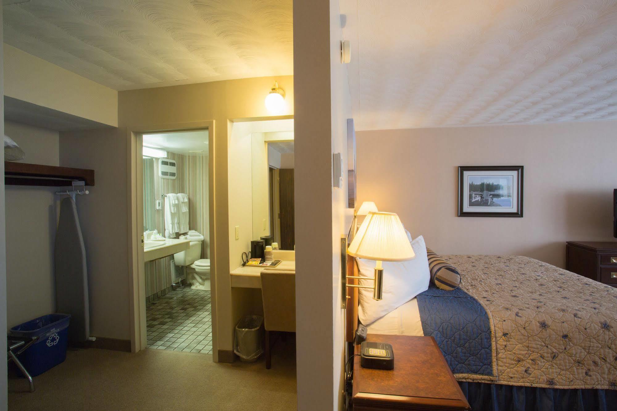 The Fredericton Inn Экстерьер фото