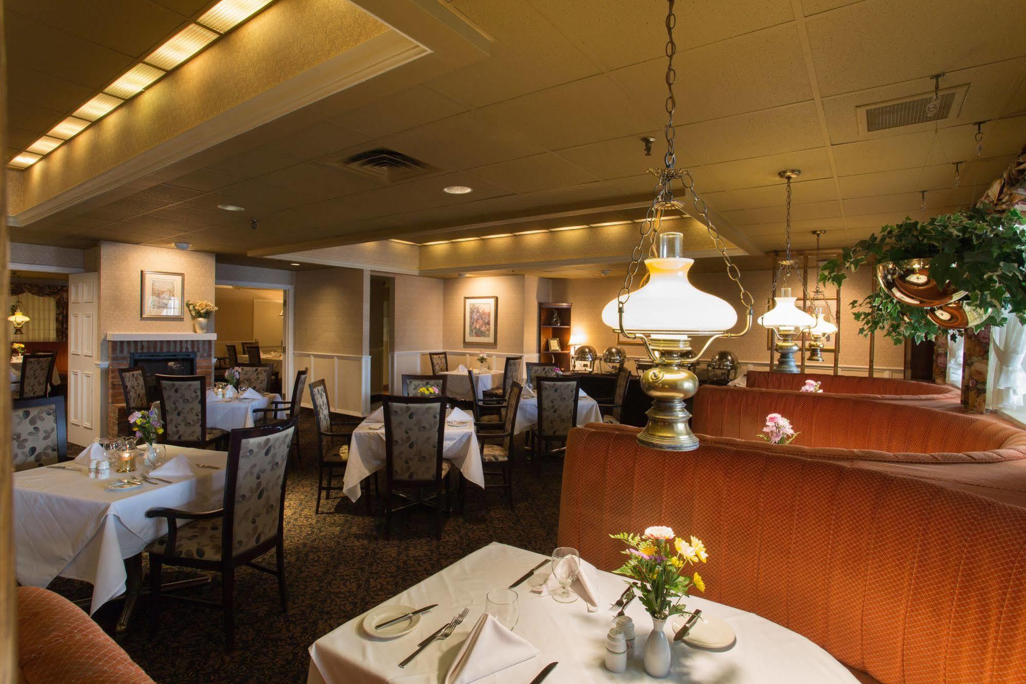 The Fredericton Inn Экстерьер фото