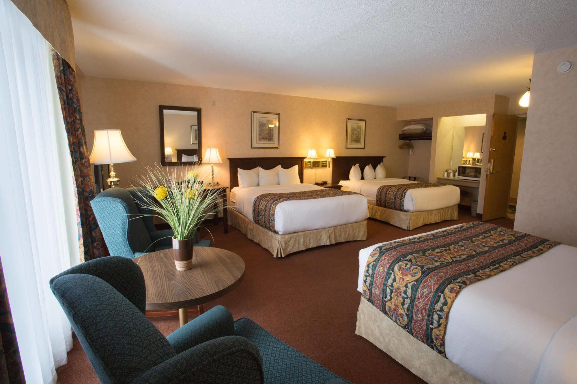 The Fredericton Inn Экстерьер фото