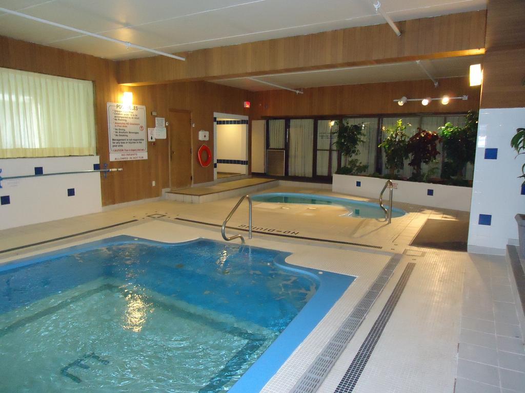 The Fredericton Inn Экстерьер фото