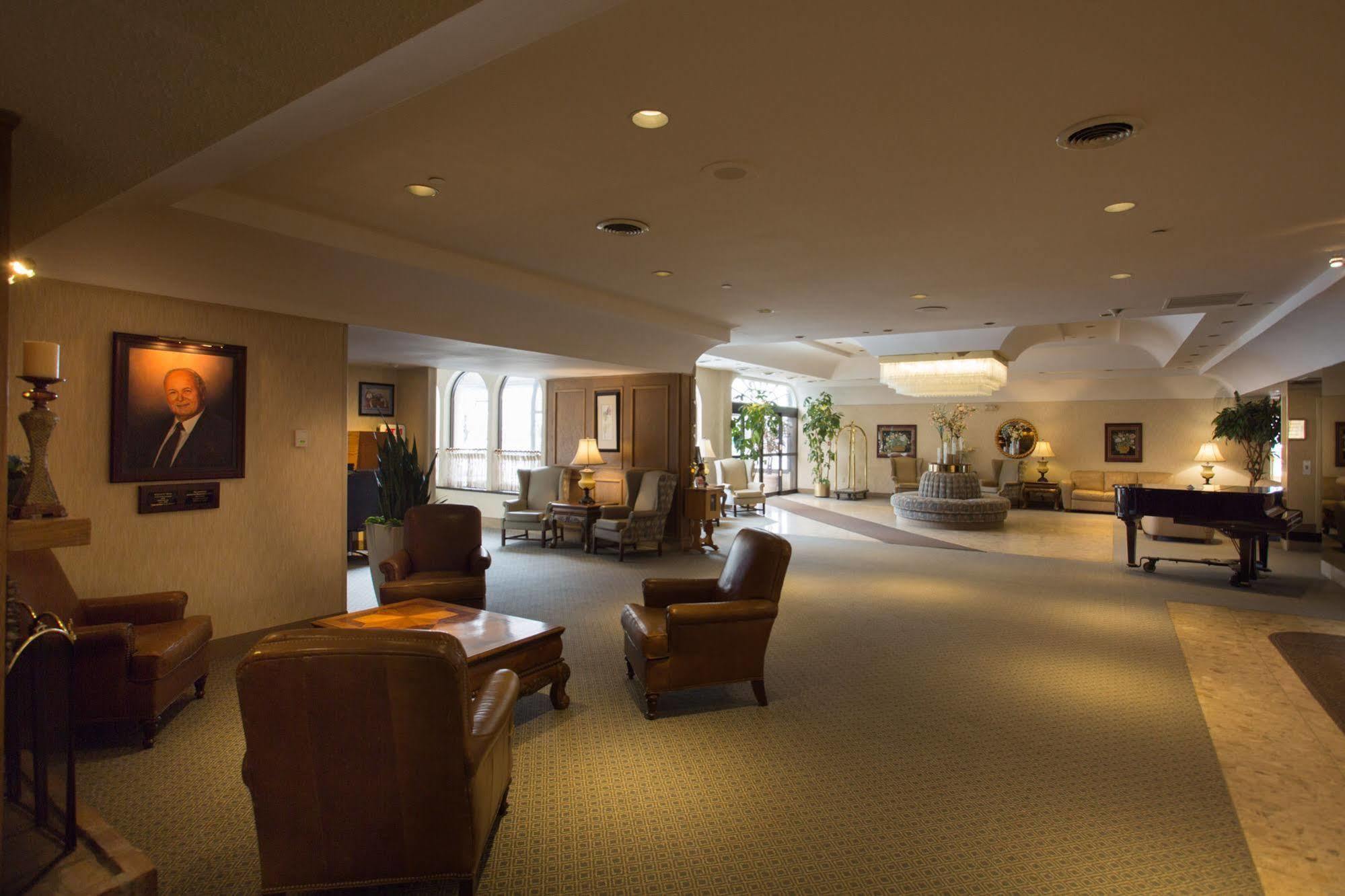 The Fredericton Inn Экстерьер фото