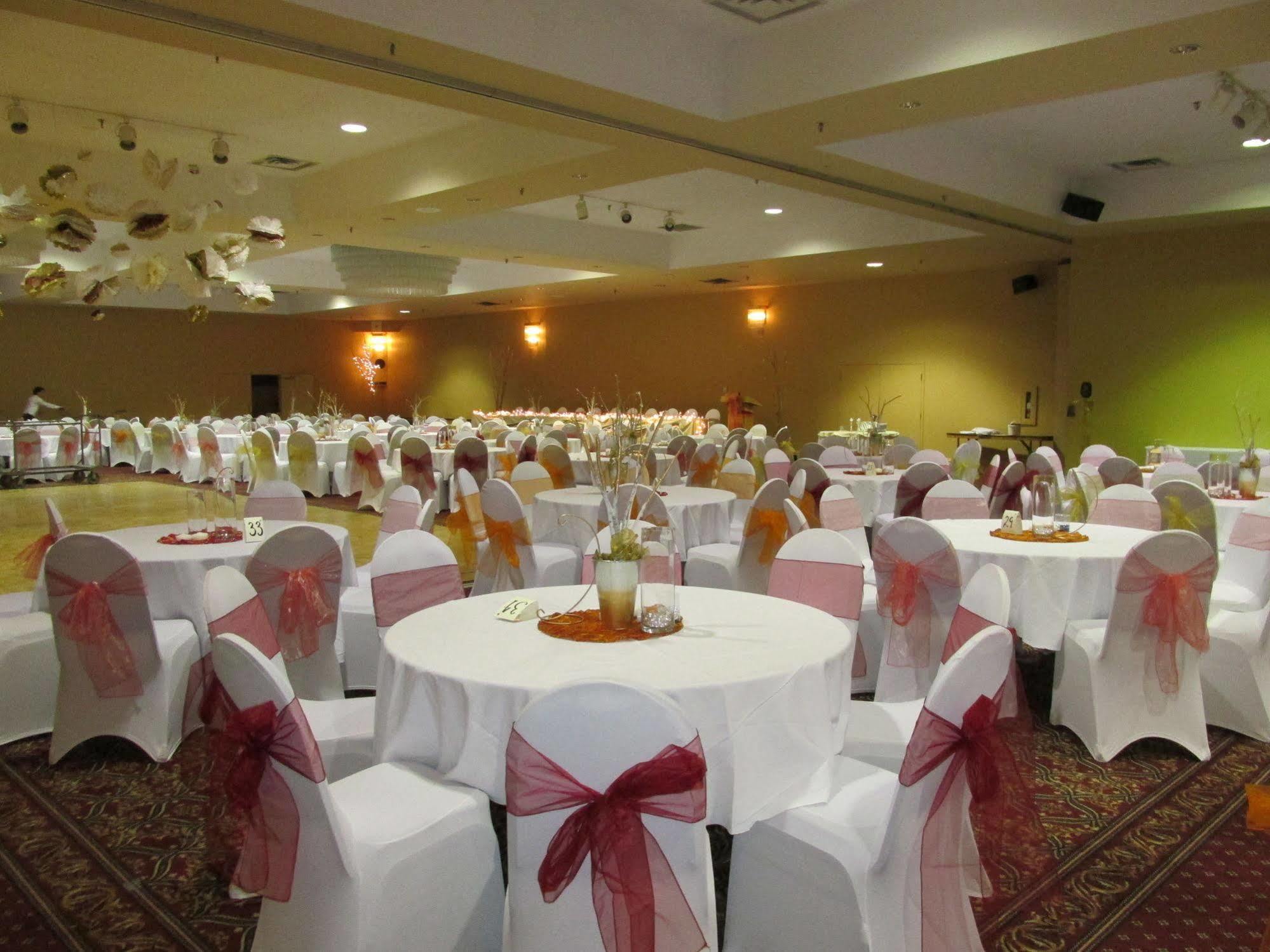 The Fredericton Inn Экстерьер фото