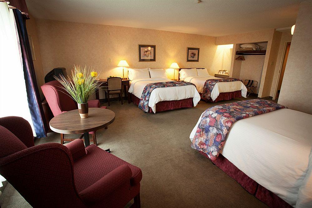 The Fredericton Inn Экстерьер фото